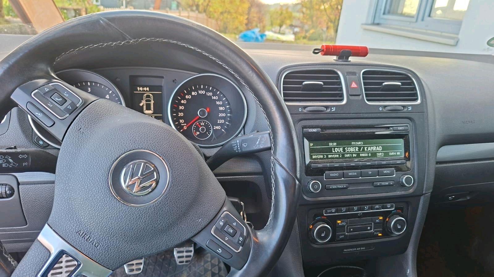 Volkswagen Golf 2012 — interior