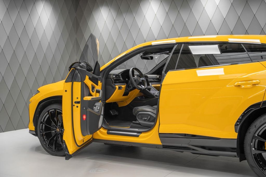 Urus 4.0 V8 S YELLOW/BLACK YELLOW PANO B&O - Bild 11