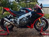 Aprilia RSV 4 Factory Neuzustand mit Carbon - APRILIA RSV4 FACTORY
