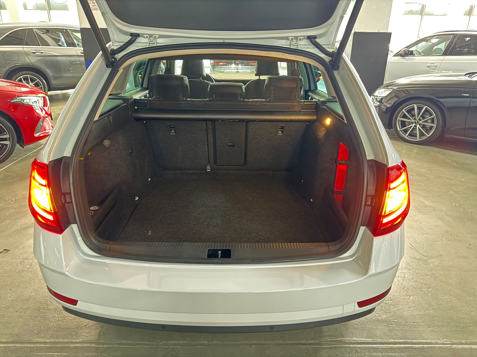 Fahrzeugabbildung SKODA Octavia STYLE 4X4 PANO NEUER MOTOR / MEGA VOLL