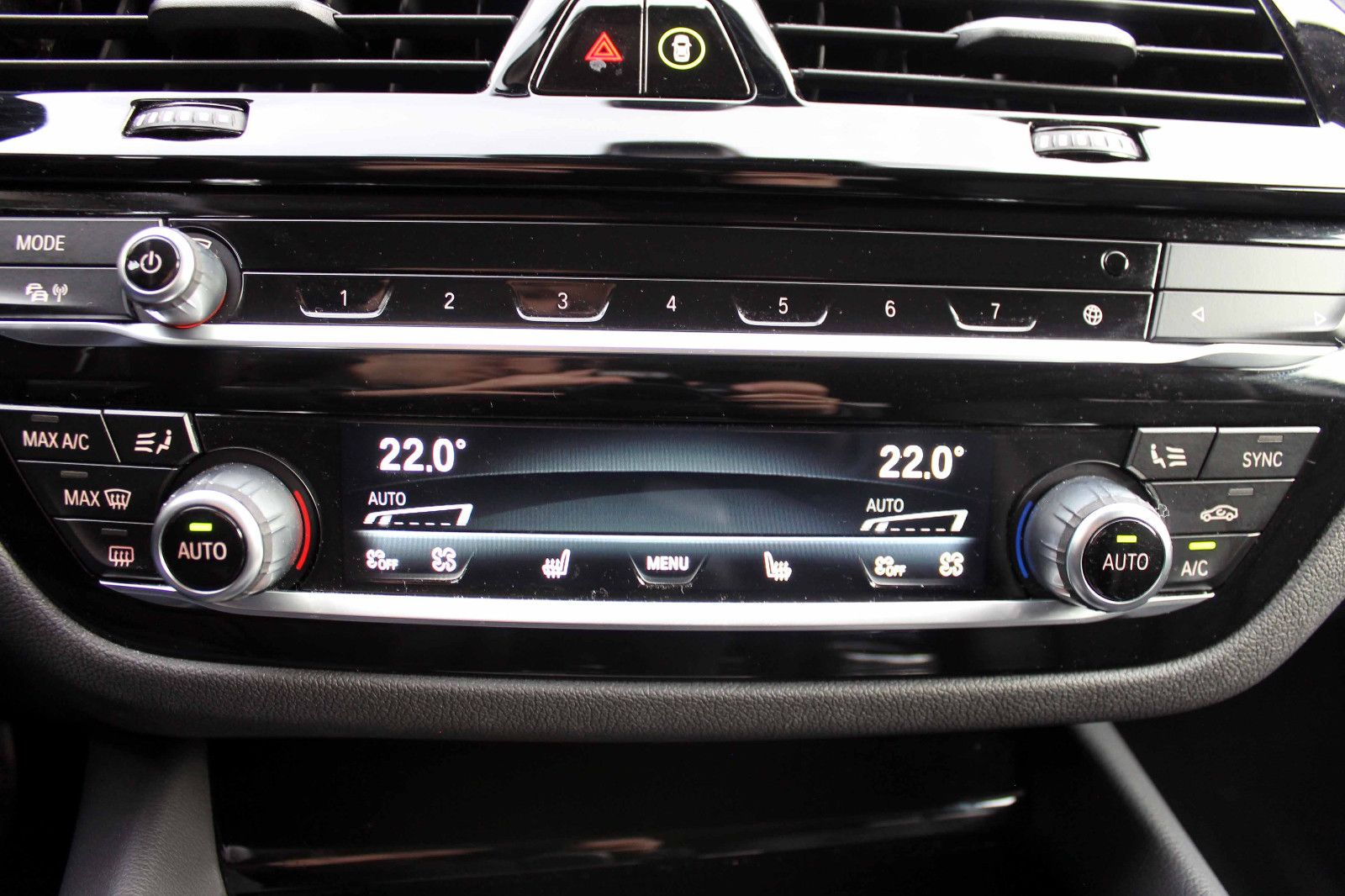 Fahrzeugabbildung BMW 530d xDrive Touring ACC LED HUD KAM BT NAV AMBI