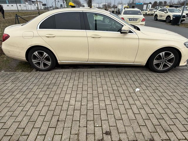 MERCEDES-BENZ E 220