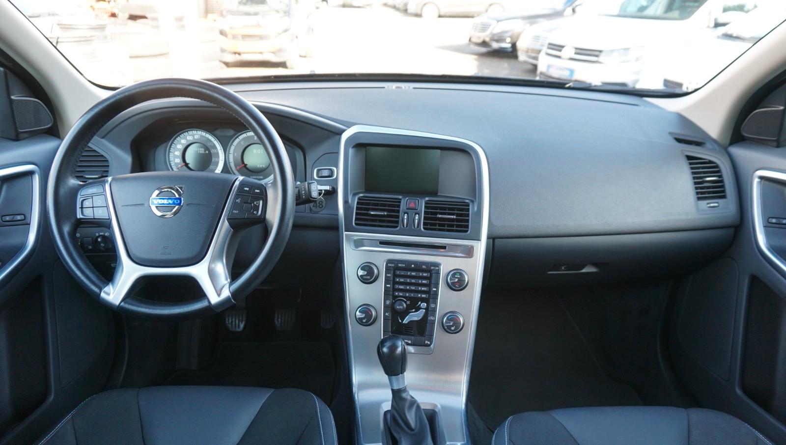 VOLVO XC60 - MOMENTUM - 163 CV - BVM - HAYON ÉLECTRIQUE