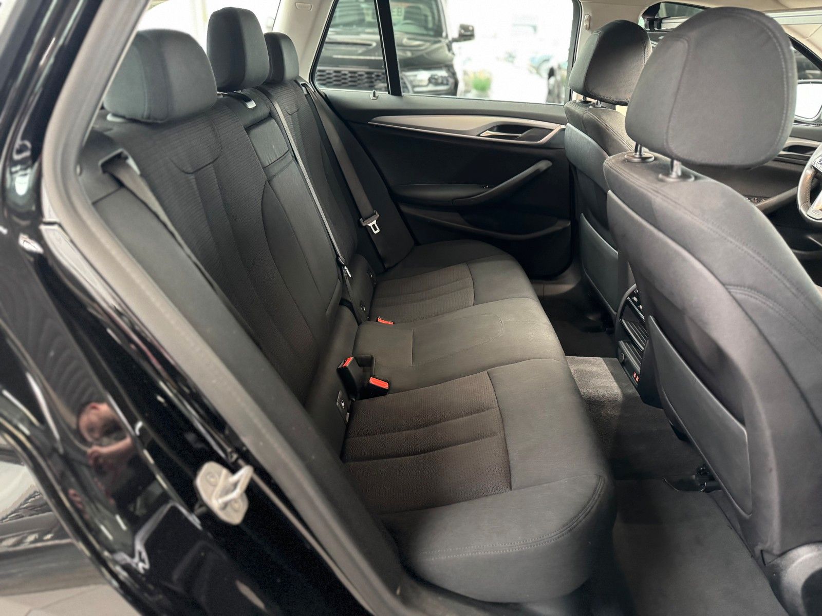 Fahrzeugabbildung BMW 520 d Touring "Business-P. Navi Connected Plus"