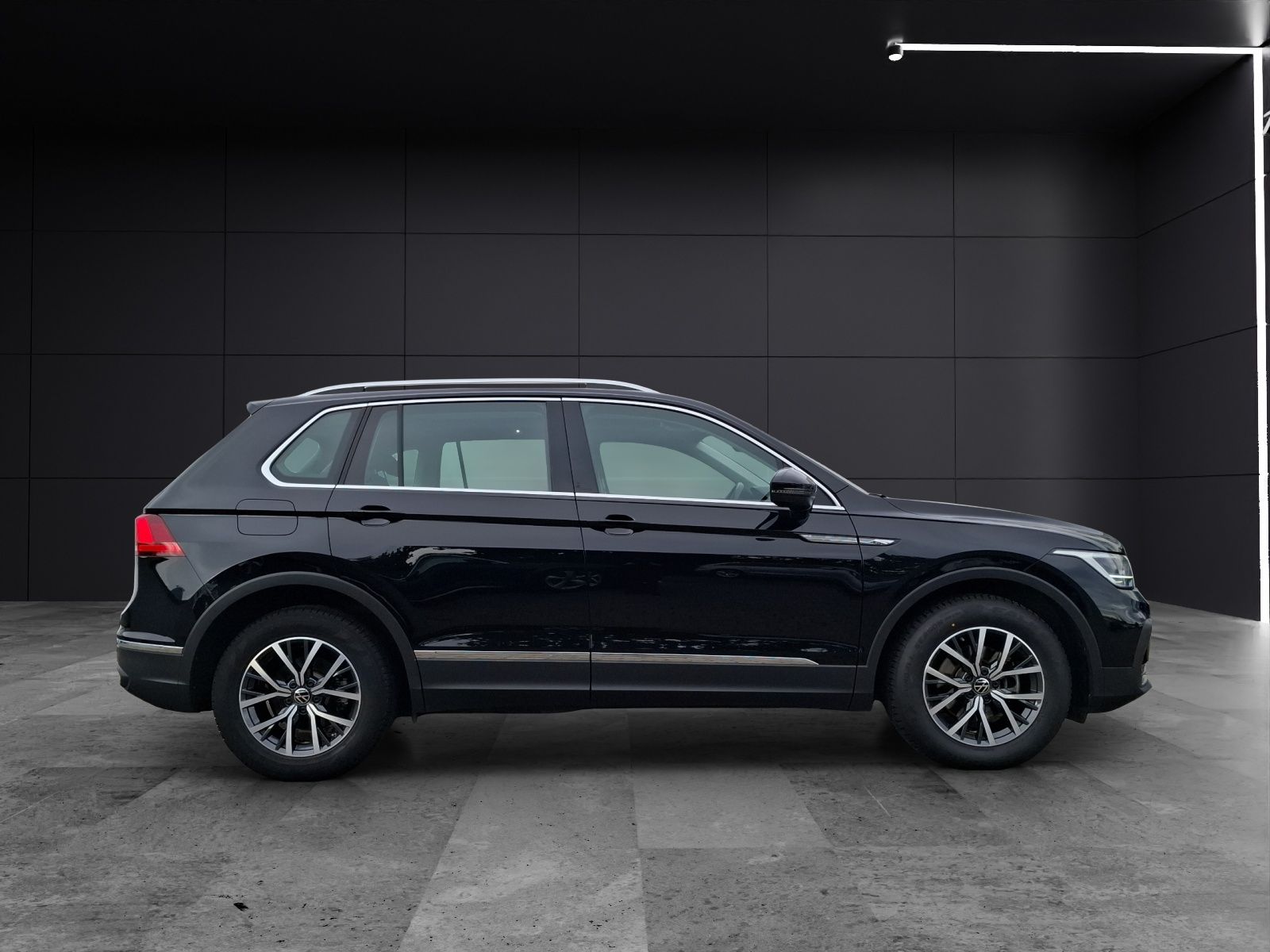 Fahrzeugabbildung Volkswagen Tiguan TSI Life DSG LED Navi Pano ACC PDC SH