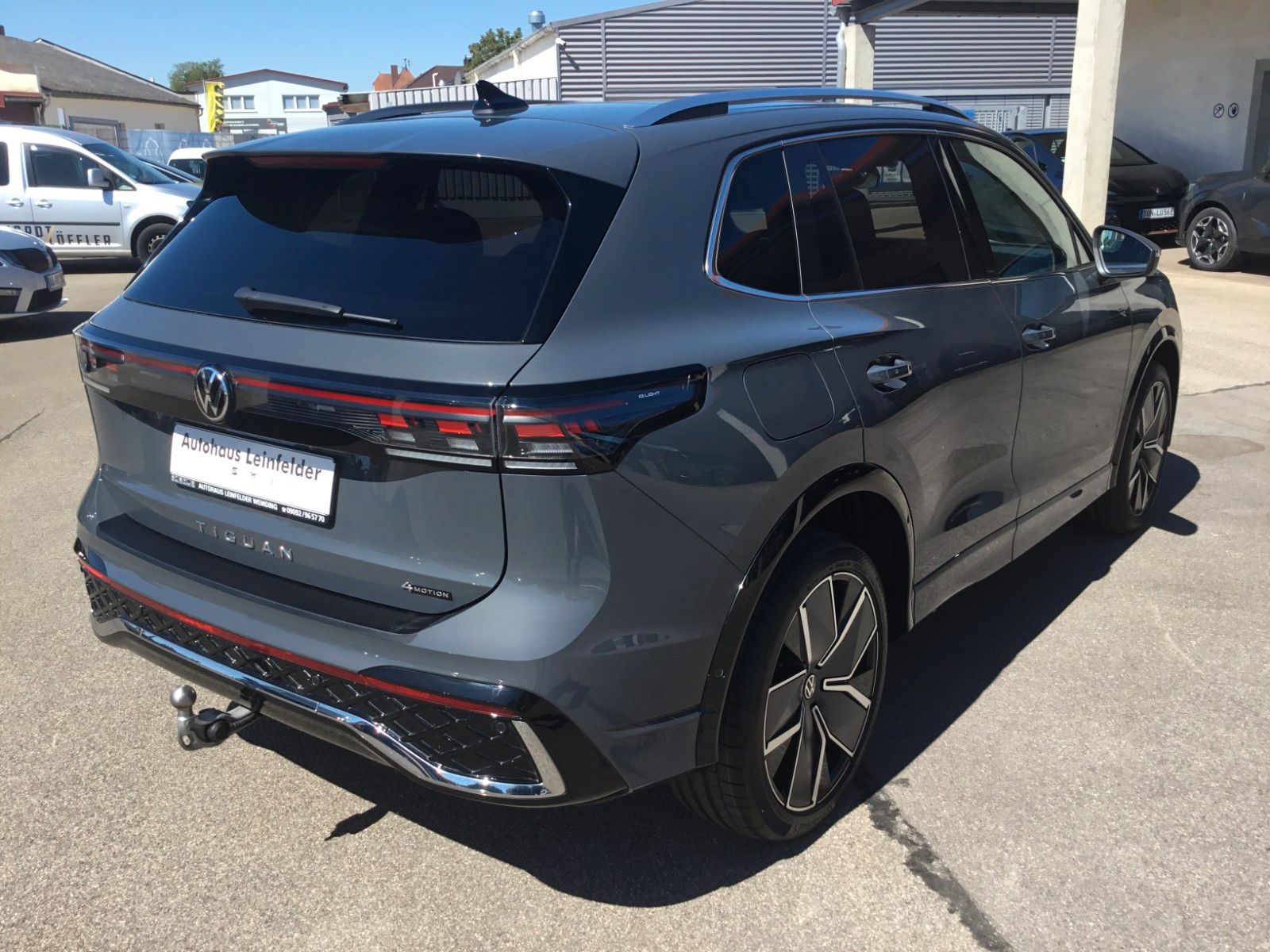 Fahrzeugabbildung Volkswagen Tiguan 2.0 TSI DSG 4M R-Line+Pano+AHK+IQLight+20