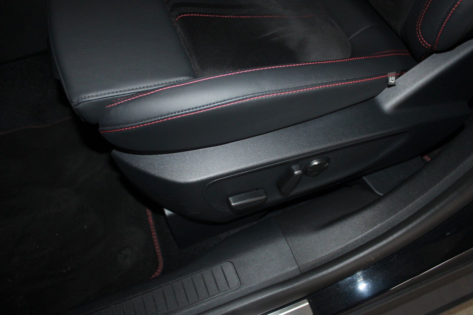 Fahrzeugabbildung Ford Kuga ST-Line X Automatik Panodach AHK Matrix LED