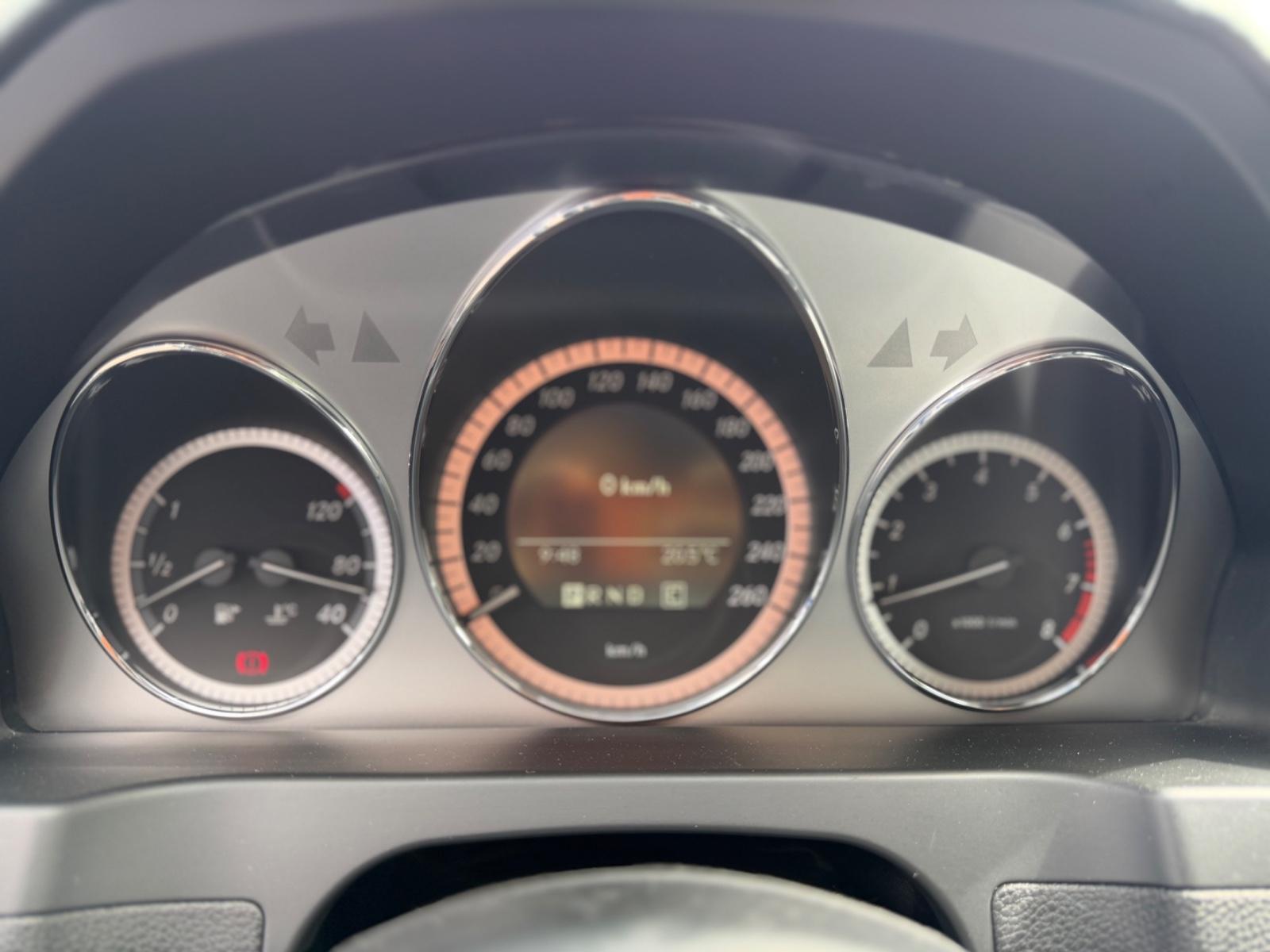 Mercedes-Benz C200 2010 — photo 20