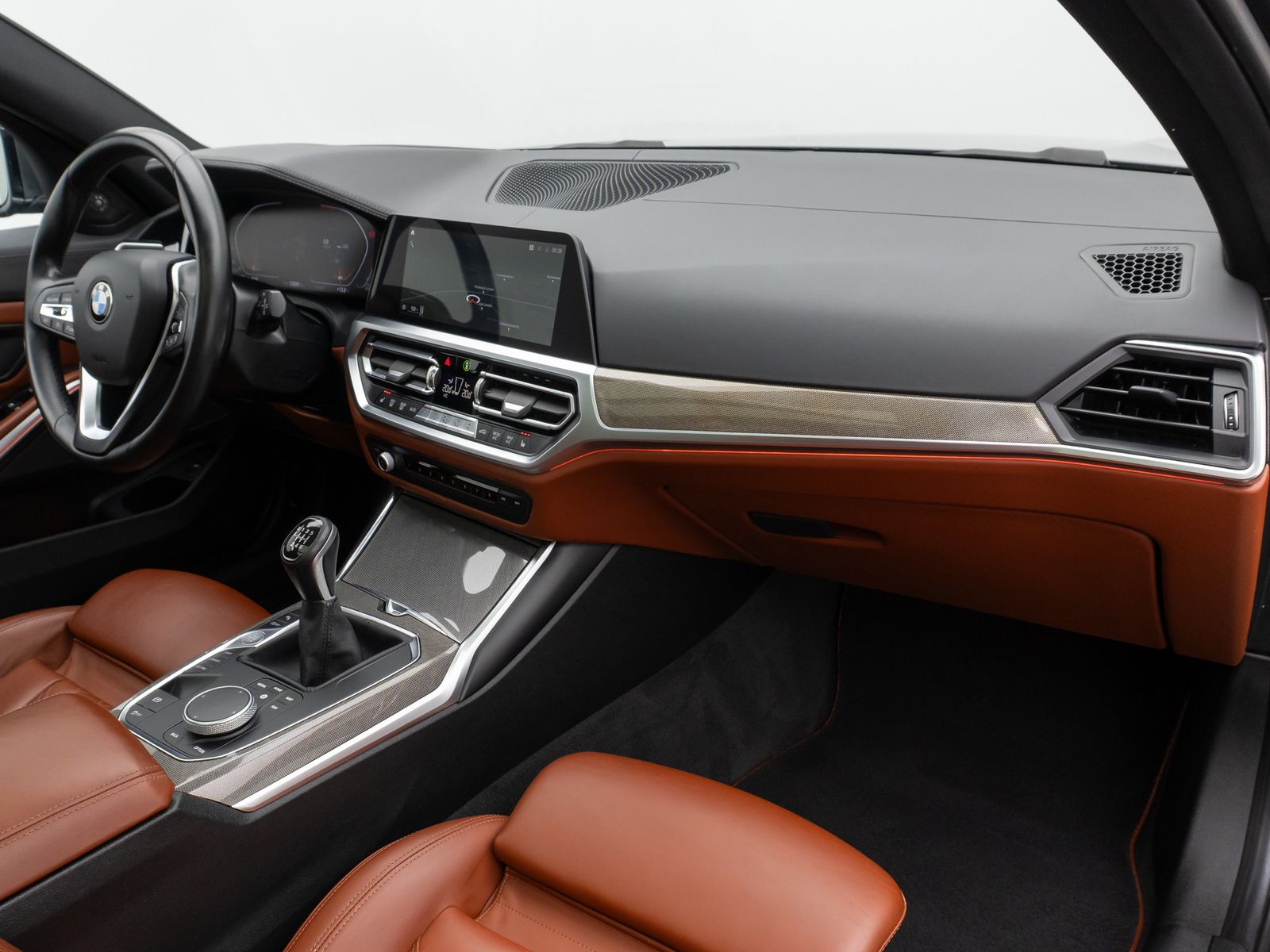 Fahrzeugabbildung BMW 320d Sport Line Panorama Kamera HUD DAB H/K AHK