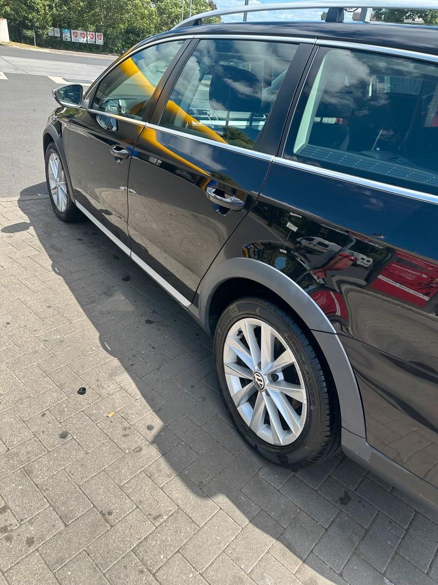 Volkswagen Passat 2012 — rear view