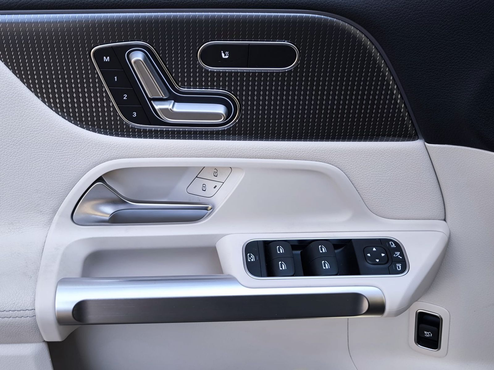 Fahrzeugabbildung Mercedes-Benz EQB EQB 250 Progres 7SI+WIDES+HEAD+LED+SHZ+KAM+