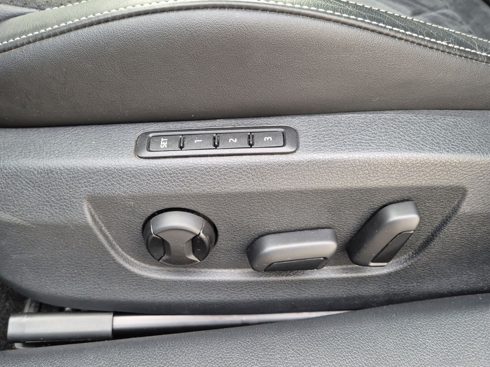 Fahrzeugabbildung SKODA Superb Combi TDI Sportline DSG 4x4 Matrix AHK Na