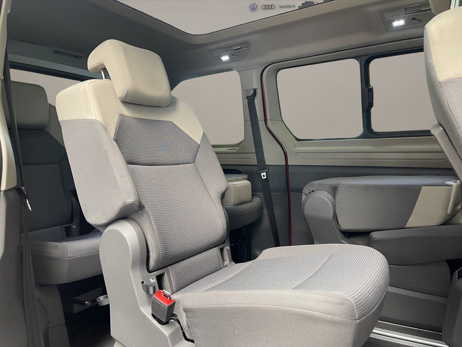 Volkswagen T7 Multivan 2.0 TSI NaviPro Pano IQLight AHK AUT foto 15