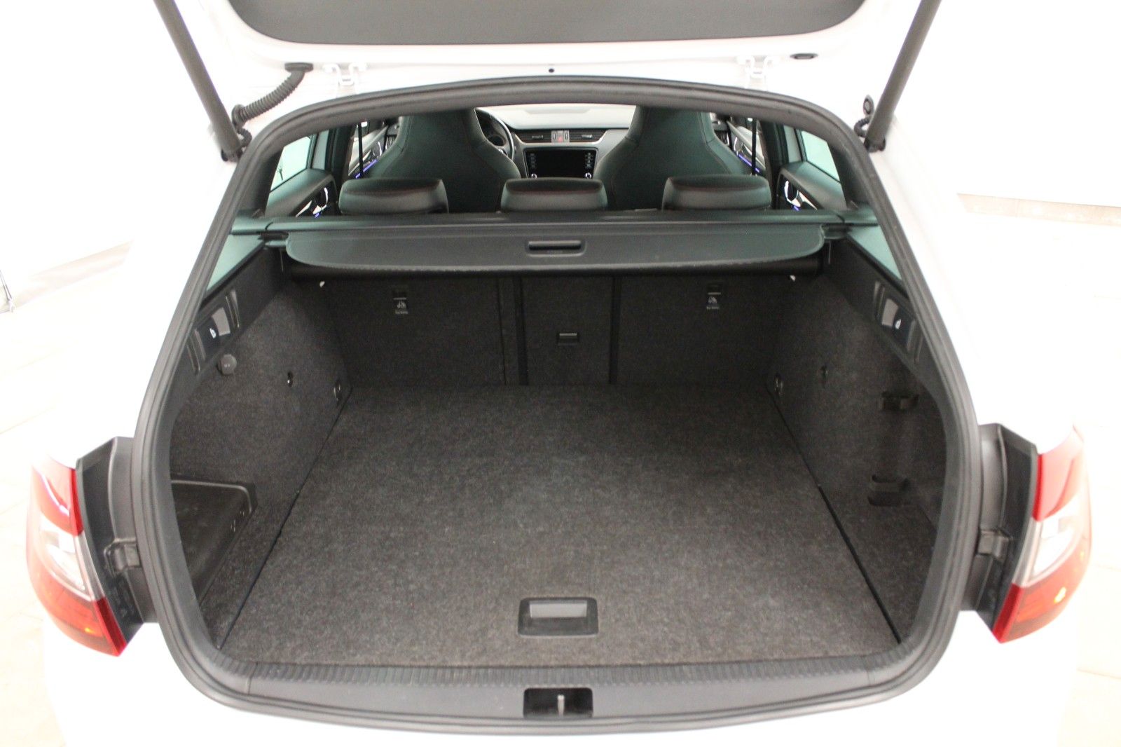 Fahrzeugabbildung SKODA Octavia Combi RS 2.0 TDI 135 kW 4x4 7-Gang DSG