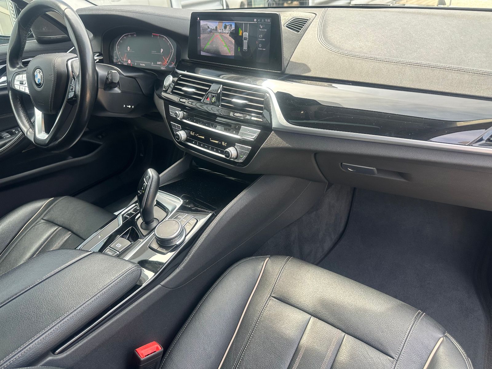 Fahrzeugabbildung BMW 530 d TOURING LUXURY LINE*AHK+PANO+MOD.2020*