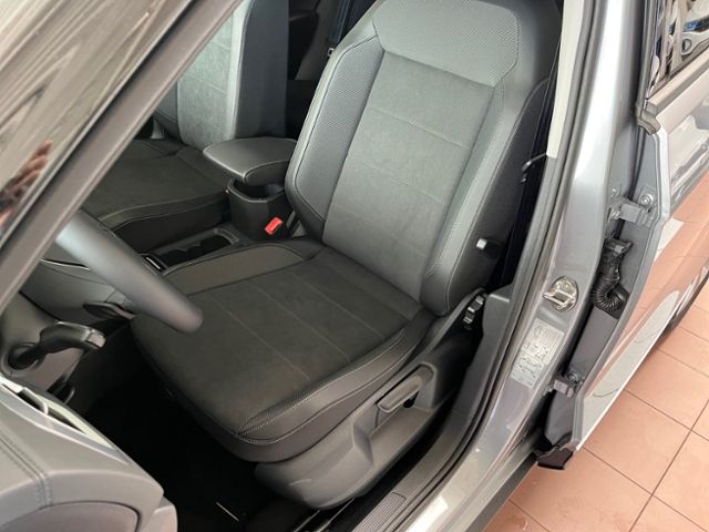 Fahrzeugabbildung Volkswagen T-Roc 1.5 TSI DSG STYLE AHK IQ.DRIVE GJR ANSCHLU