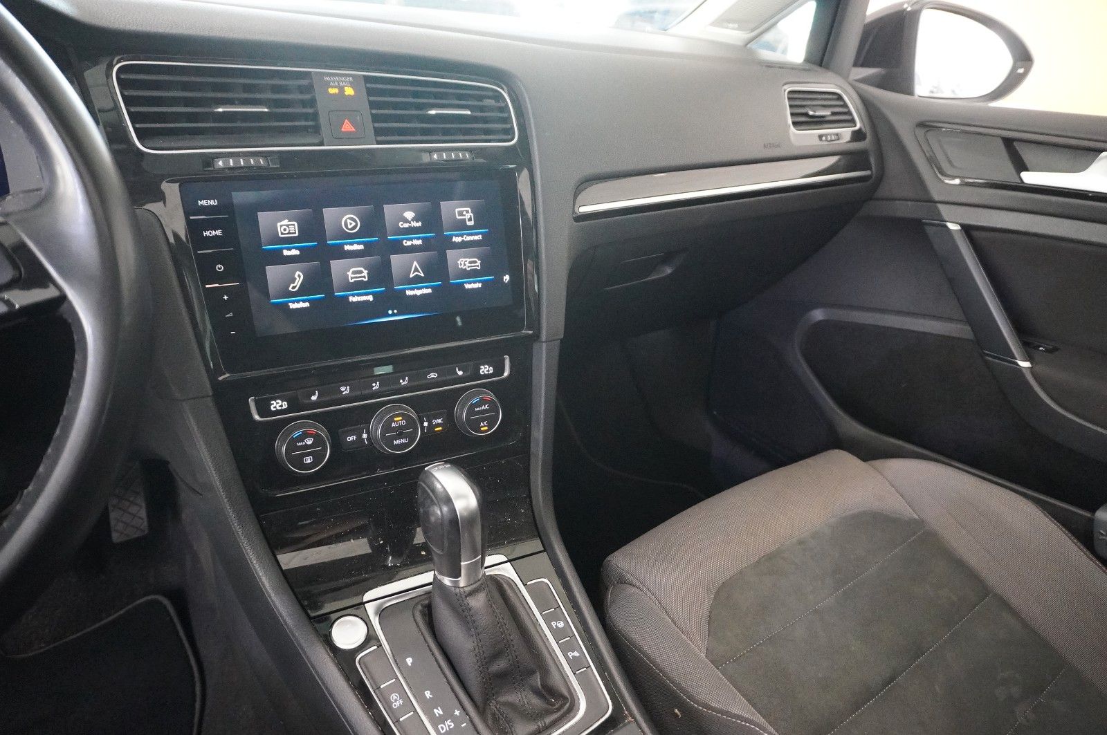 Fahrzeugabbildung Volkswagen Golf VII Vari. 1.5 TSI HIGHLINE DSG NAVI/LED/AHK