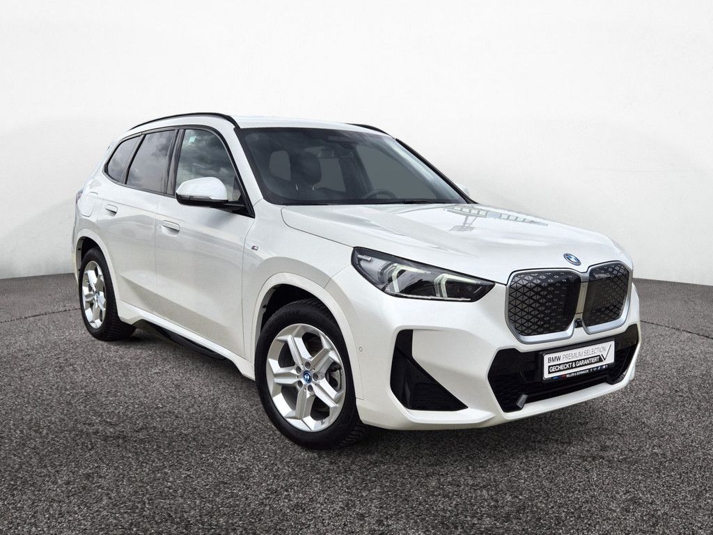 BMW iX1 xDrive30 M-Sport AHK PANO HUD 360°KAM HK foto 3
