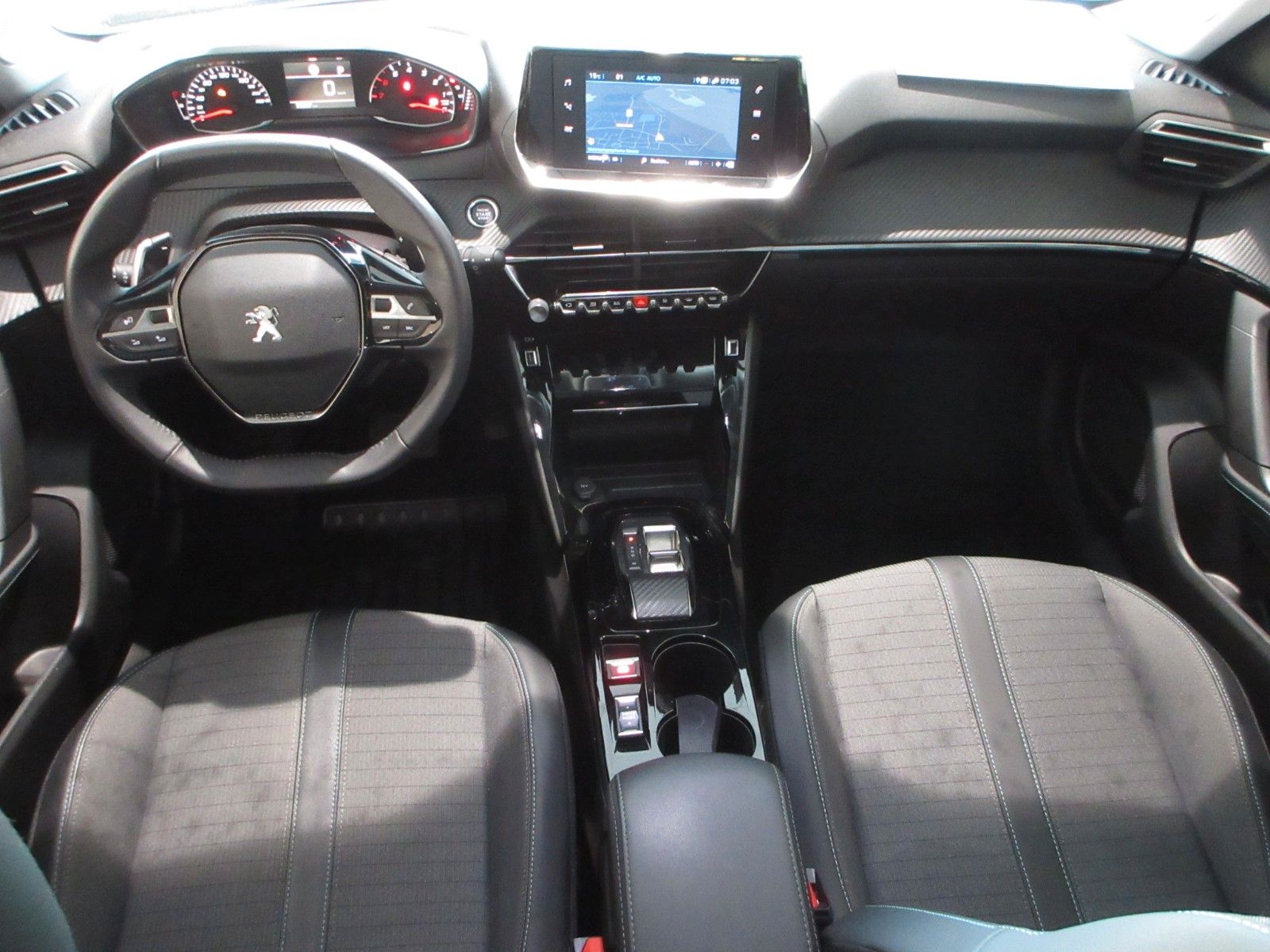 Fahrzeugabbildung Peugeot 2008 Allure 1.2T LED/NAVI/PDC/R´CAM/ALU