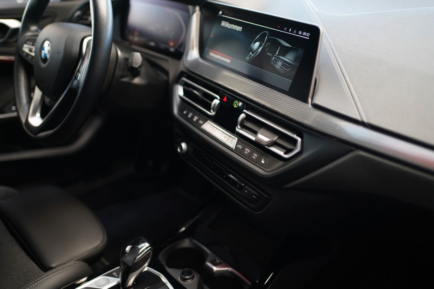 Fahrzeugabbildung BMW 118i Sport Line +LED+Live Cockpit+Head Up Displa