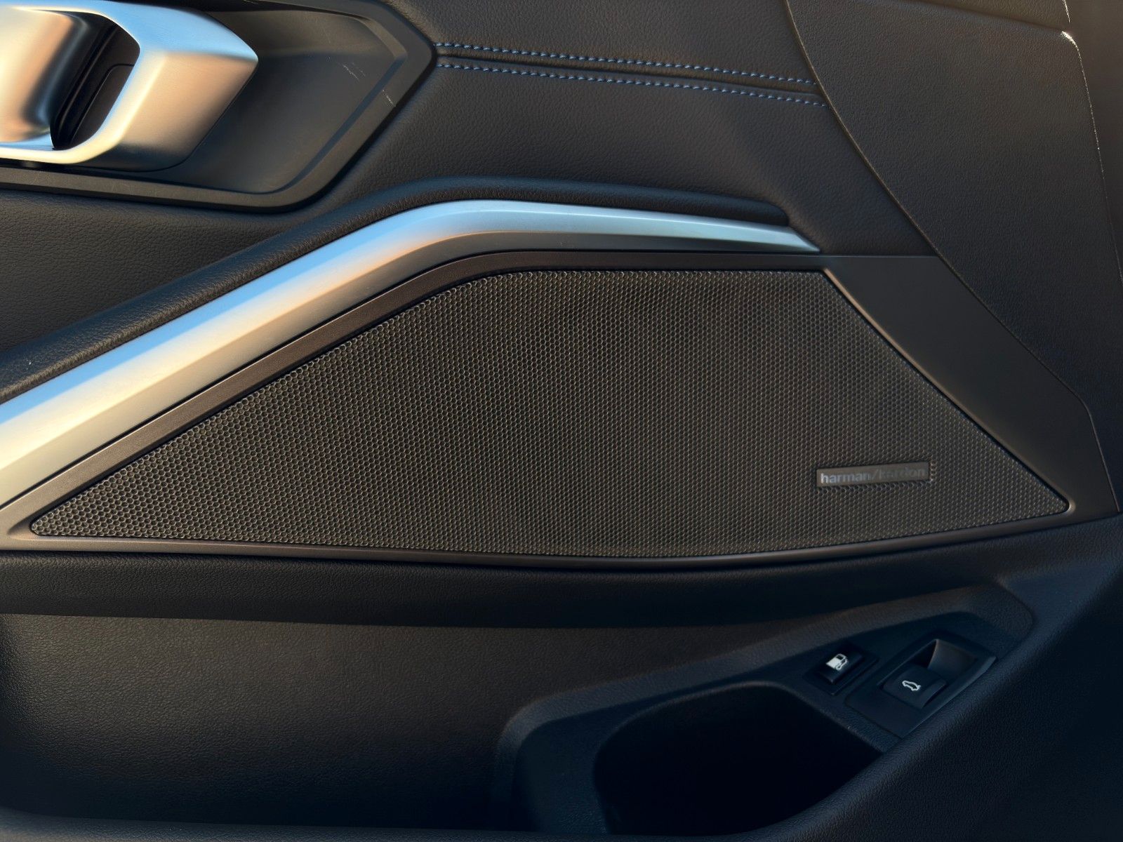 Fahrzeugabbildung BMW 320e Touring M Sport Aero Laser Akustik HUD H&K