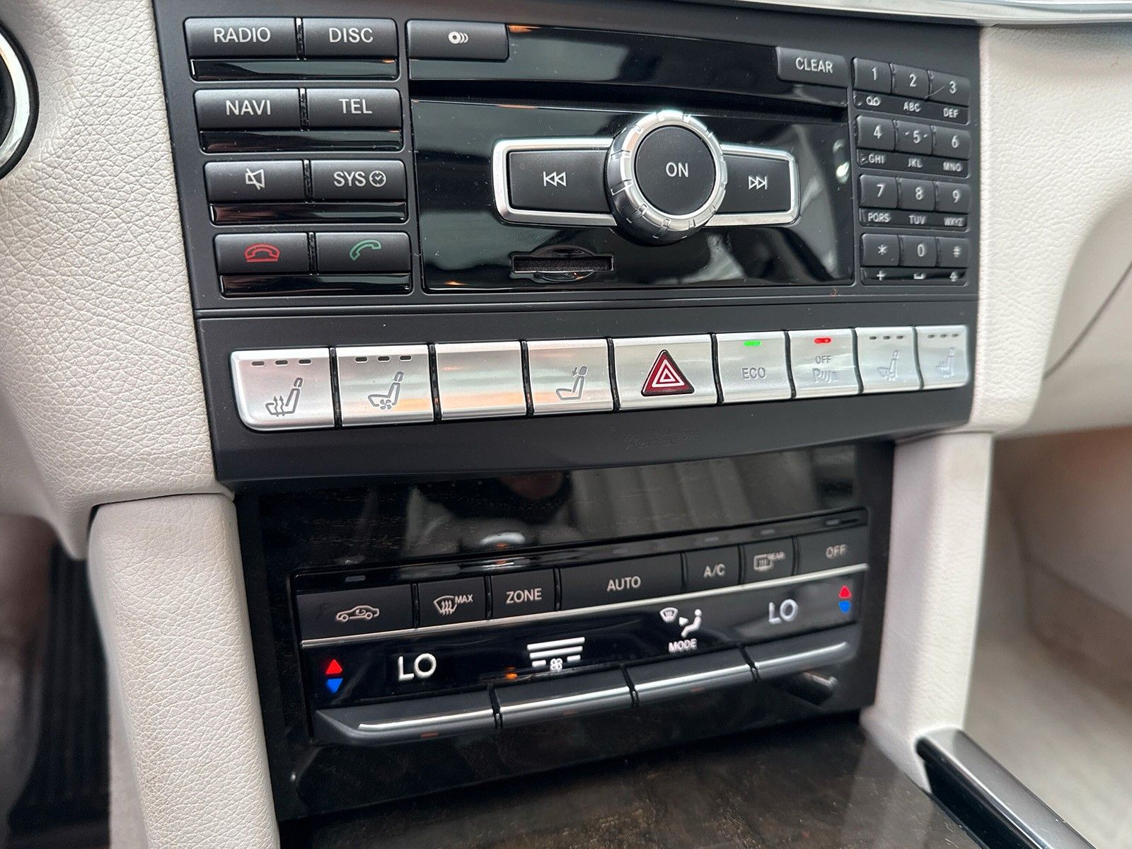 Fahrzeugabbildung Mercedes-Benz E 250 *Panorama*Kamera*Vollleder*LED*Ambiente