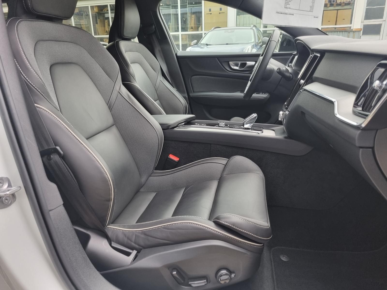 Fahrzeugabbildung Volvo V60 B4 Diesel Plus Dark 'Standheizung'