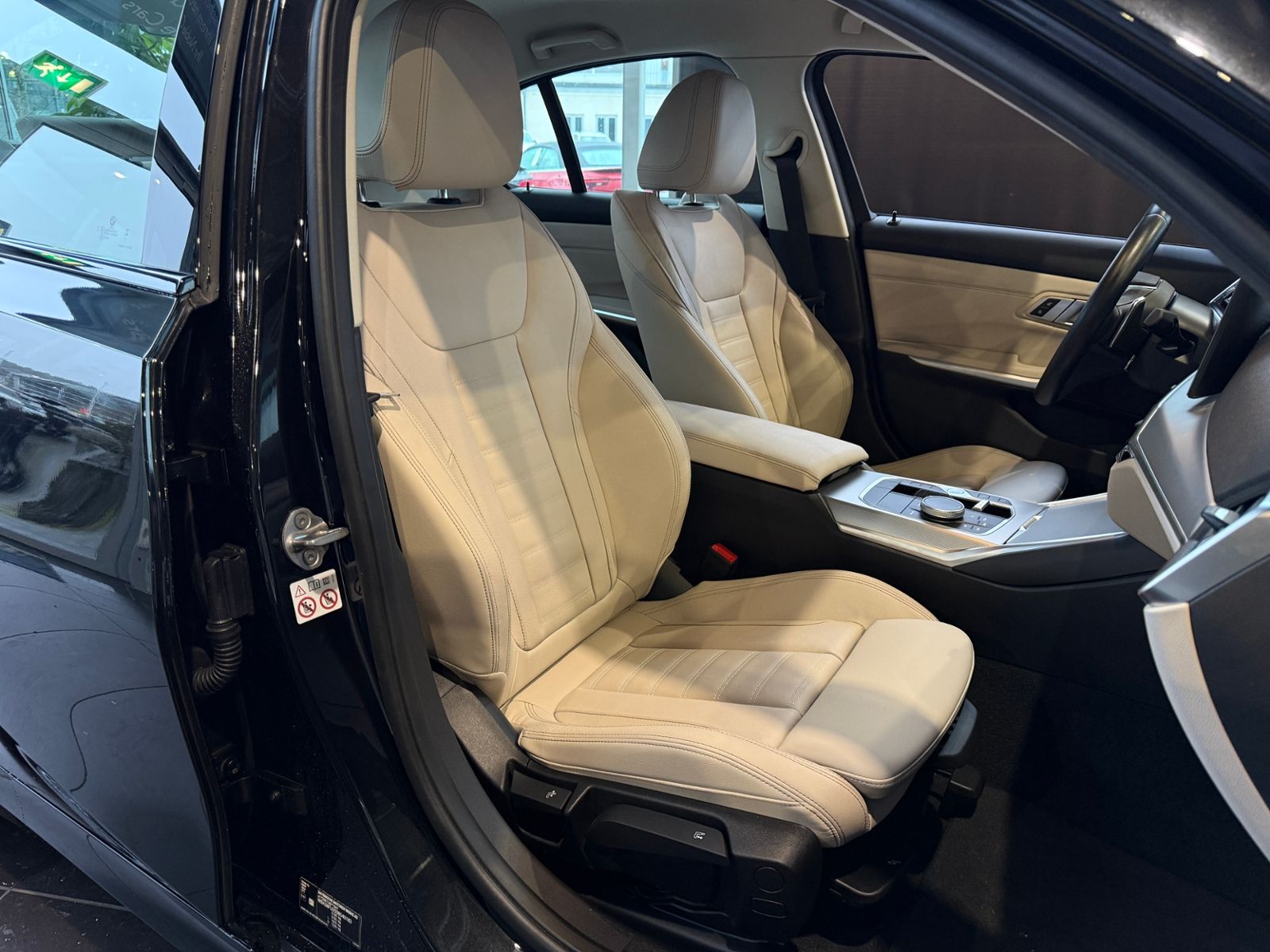 Fahrzeugabbildung BMW 320d Shadow Line AHK HUD KAM LED