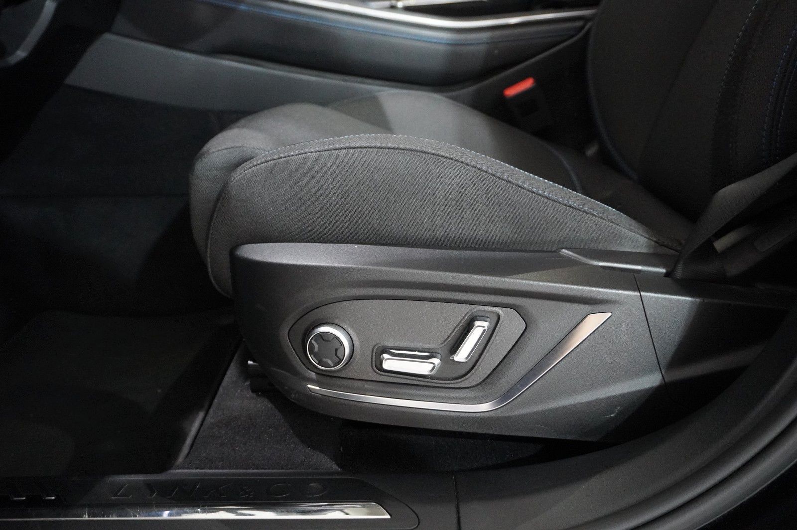 Fahrzeugabbildung Lynk&Co 01 1.5T HEV HYBRID NAVI/LED/SPORT/VIRT./PANO/DAB