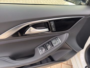 Infiniti Q30 1.6 16V Luxe Tech|Panorama|Kamera|BOSE|DAB