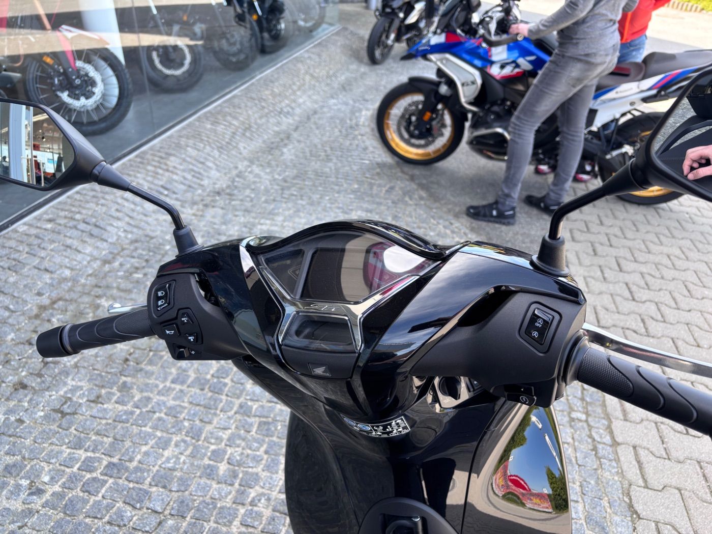 Fahrzeugabbildung Honda SH 125 i inklusive Smart-Topcase