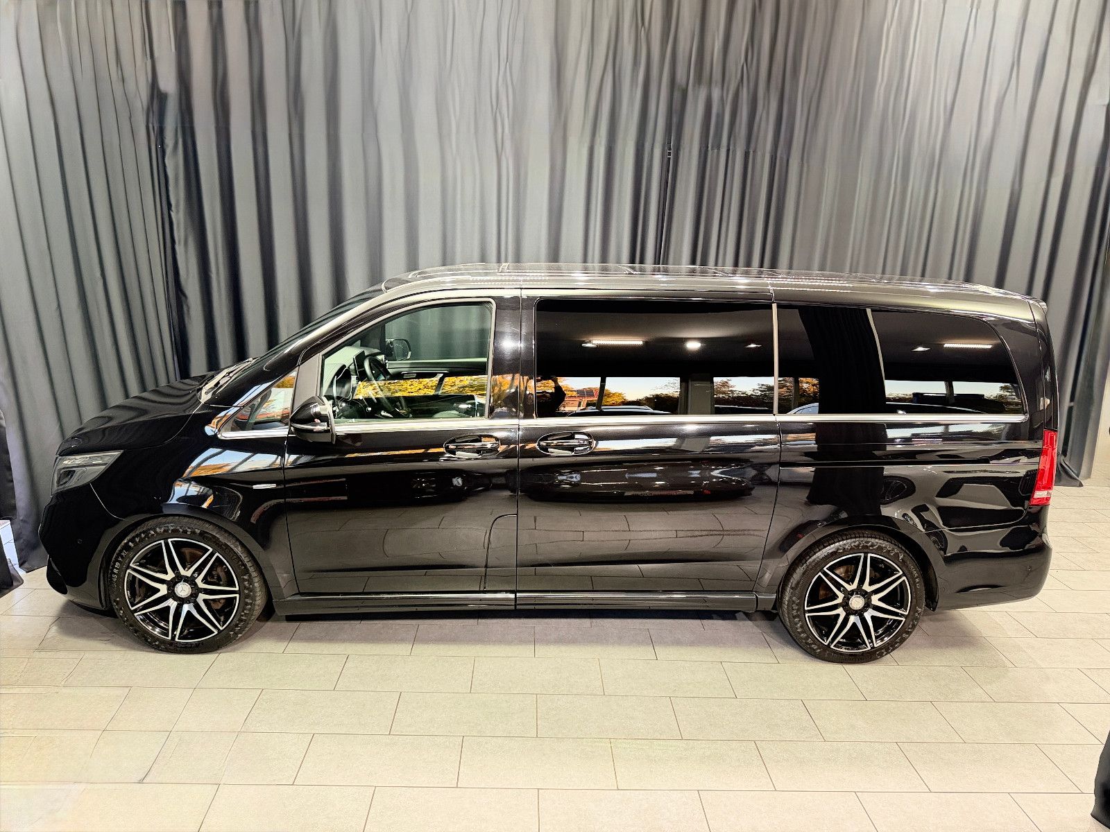 Fahrzeugabbildung Mercedes-Benz V 250d AVANTGARDE AMG EDITION lang|360°|AHK|LEDE