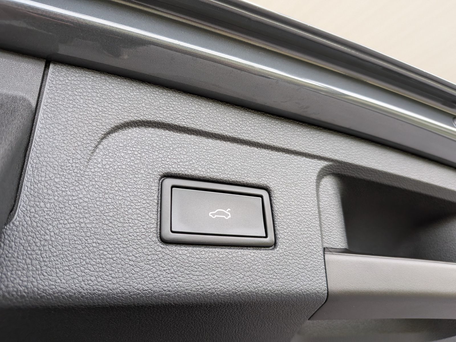 Fahrzeugabbildung Volkswagen Touran 2.0 DSG R-Line High Pano 7-Si IQ AHK VOLL