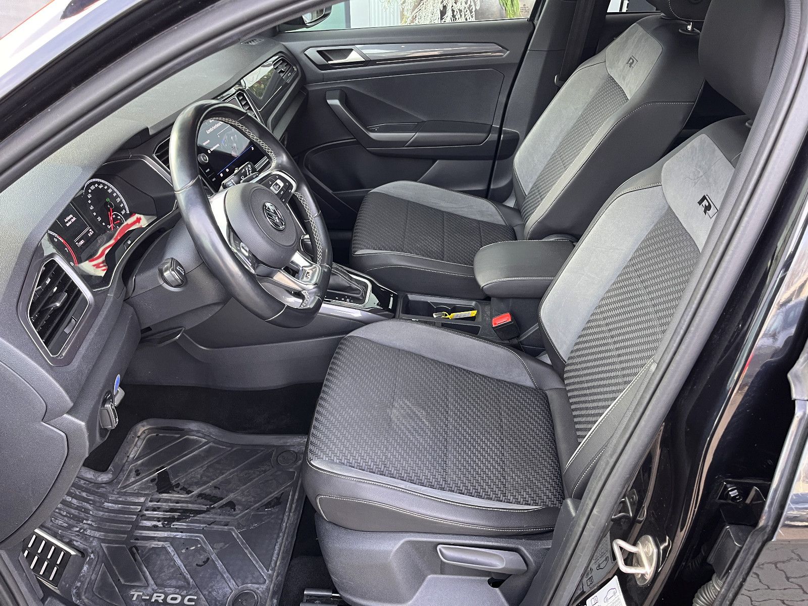 Fahrzeugabbildung Volkswagen T-Roc Sport 1.5 TSI DSG R-Line