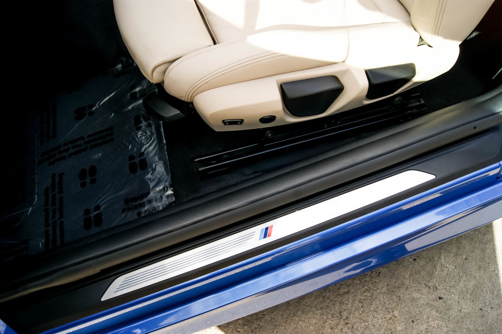 Fahrzeugabbildung BMW 220 d Cabrio M Sport Estoril NAVI LED KAMERA AHK