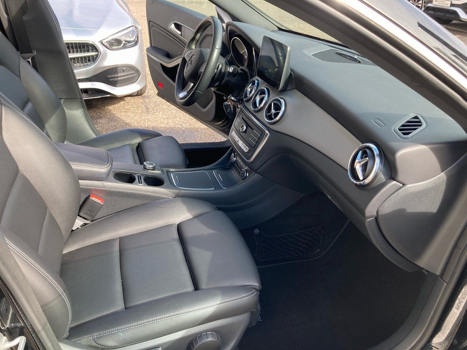 Fahrzeugabbildung Mercedes-Benz CLA 200 Urban*Panorama*Kamera*AHK*LED*Standheiz*