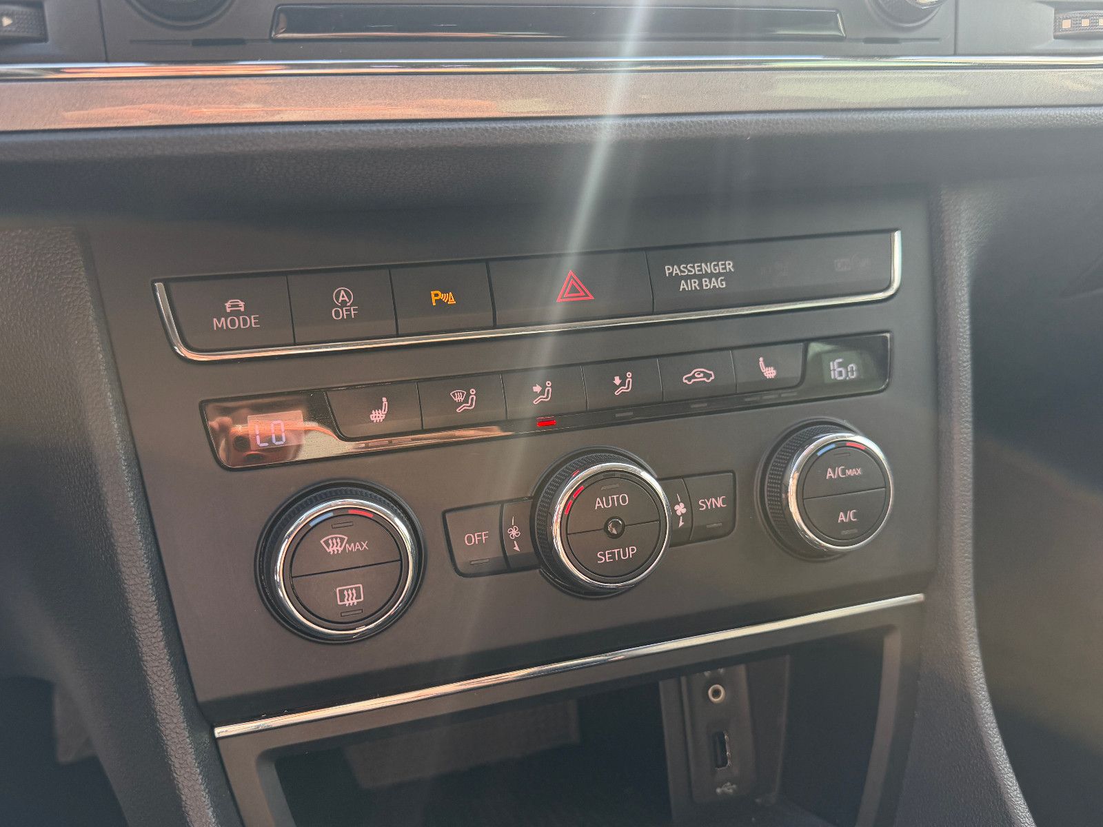 Fahrzeugabbildung SEAT Leon /FR-LINE/LED/NAVI/LEDER/KLIMA/ACC