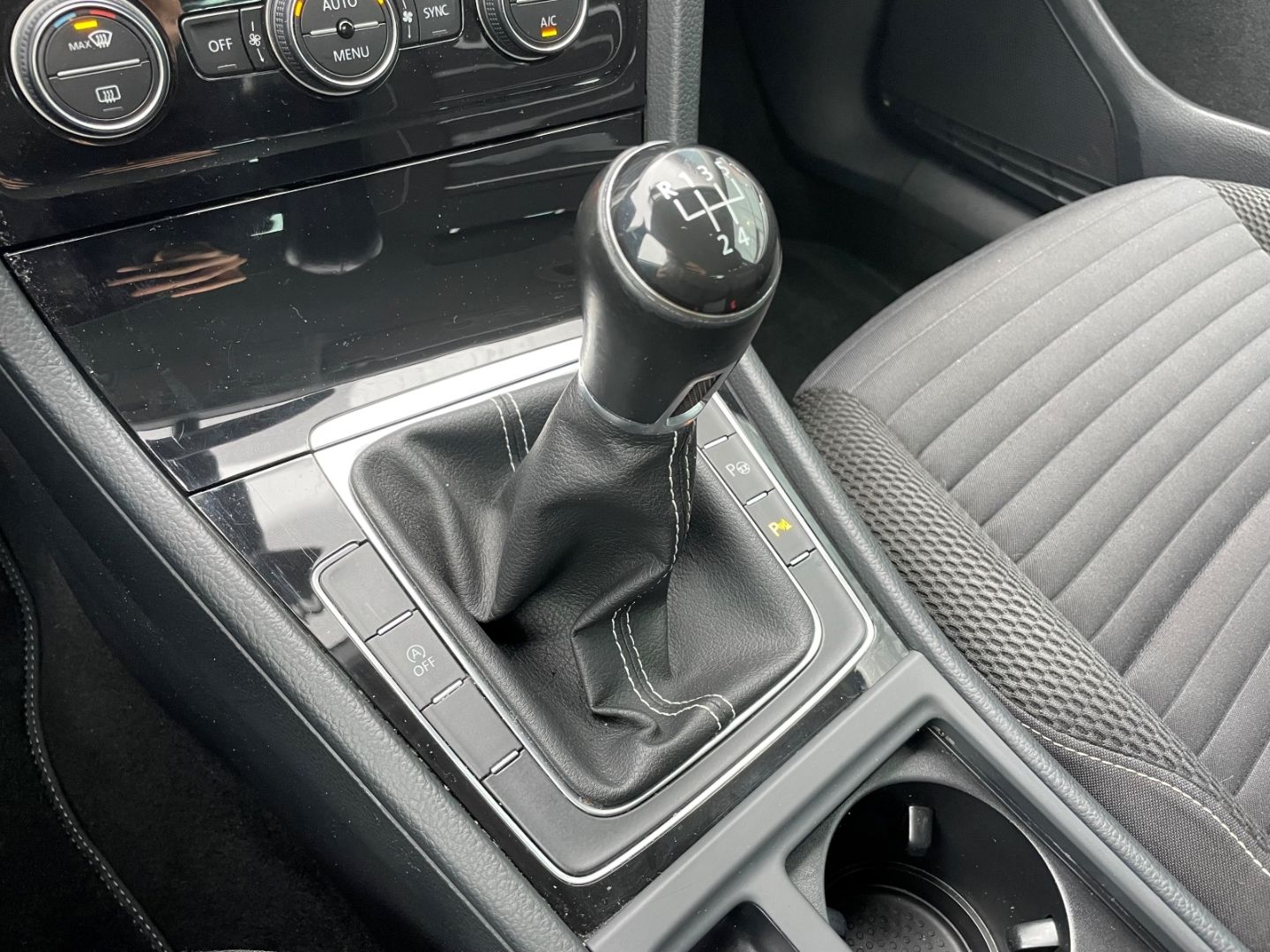 Fahrzeugabbildung Volkswagen Golf VII Cup PDC vo/hi Klimaautomatik SHZ