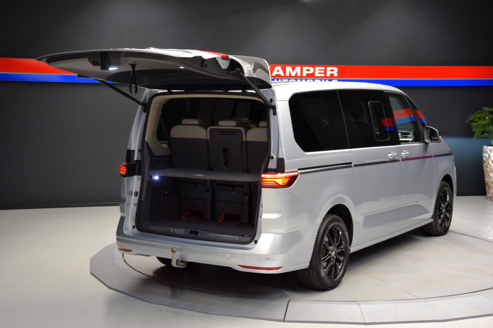 Fahrzeugabbildung Volkswagen T7 Multivan Style lang Pano AHK ACC Sthz NP 75T€