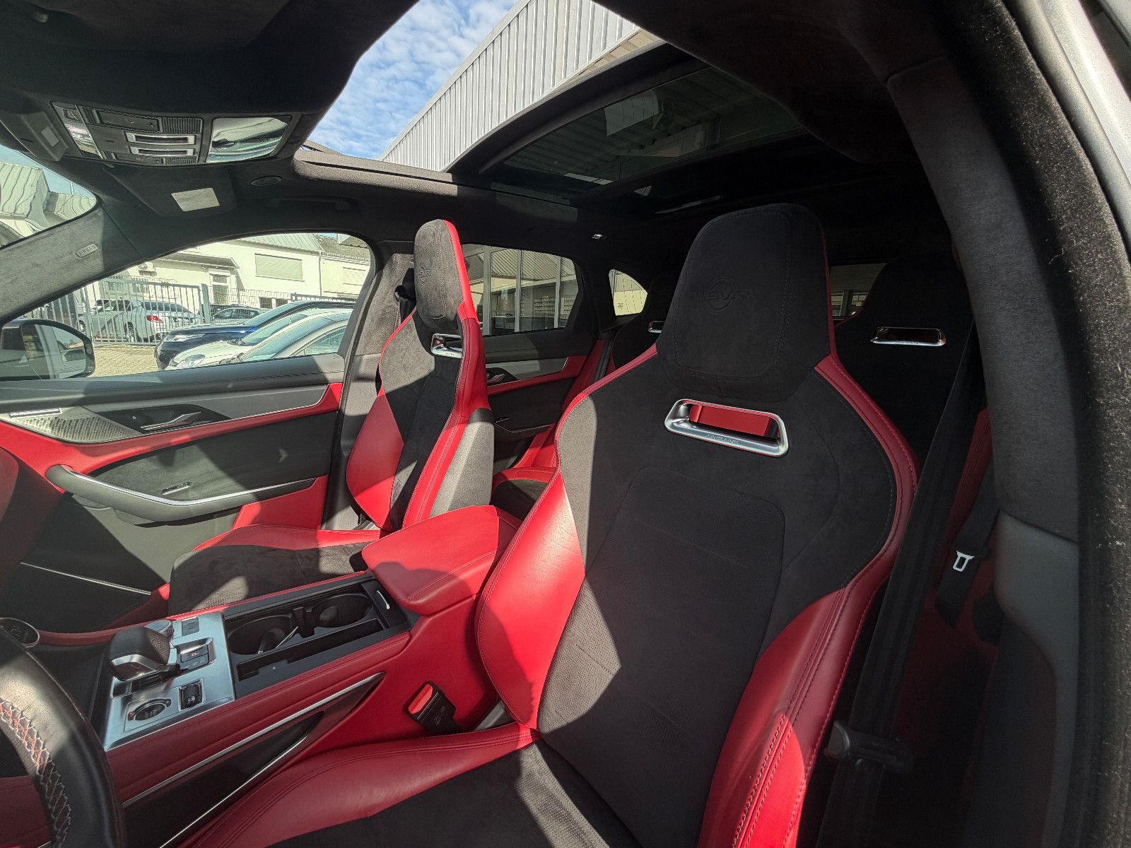 Fahrzeugabbildung Jaguar F-PACE SVR /PANO/MERIDIAN/HUD/360°KAM/MEMORY