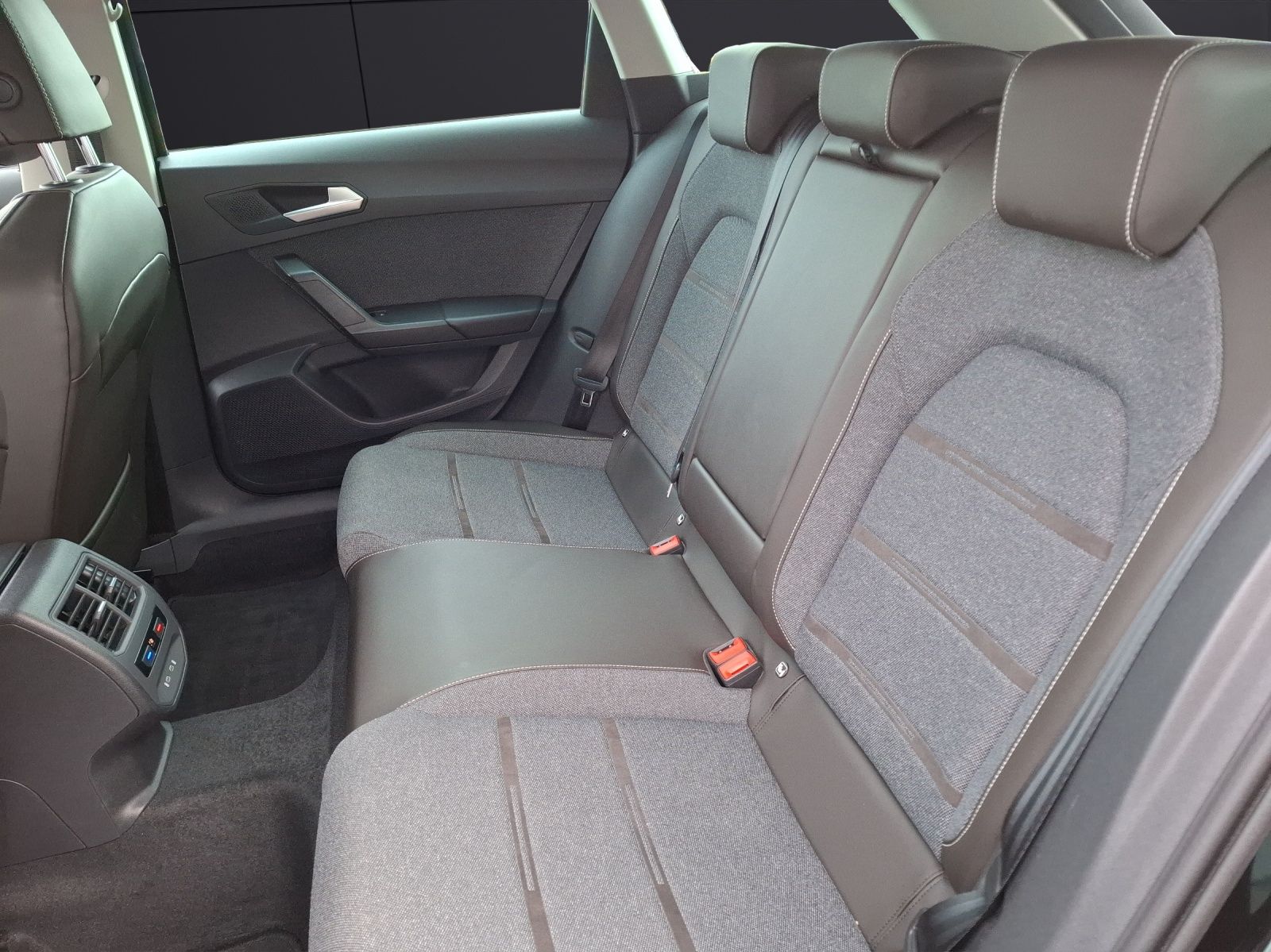 Fahrzeugabbildung SEAT Leon ST TSI Xcellence LED Navi ACC RFK SH