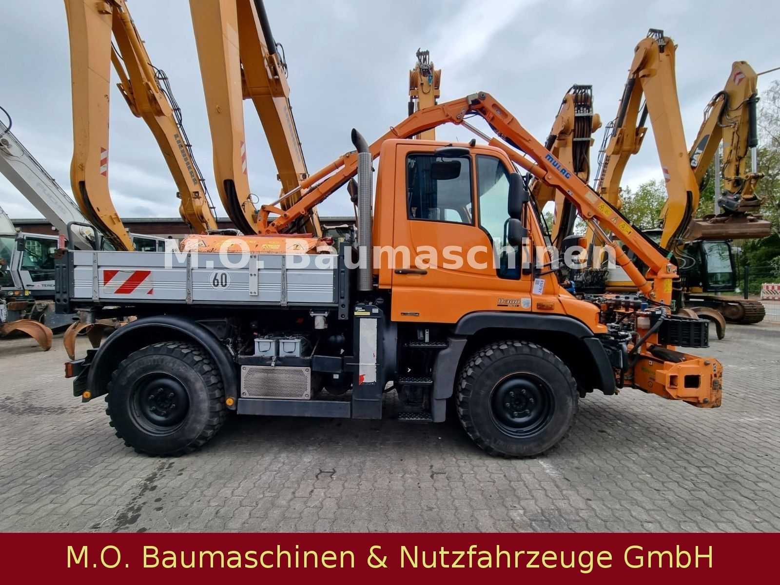 Fahrzeugabbildung Unimog U 300 Plus / Mulag  / Mähgerät / Schere / Bürste