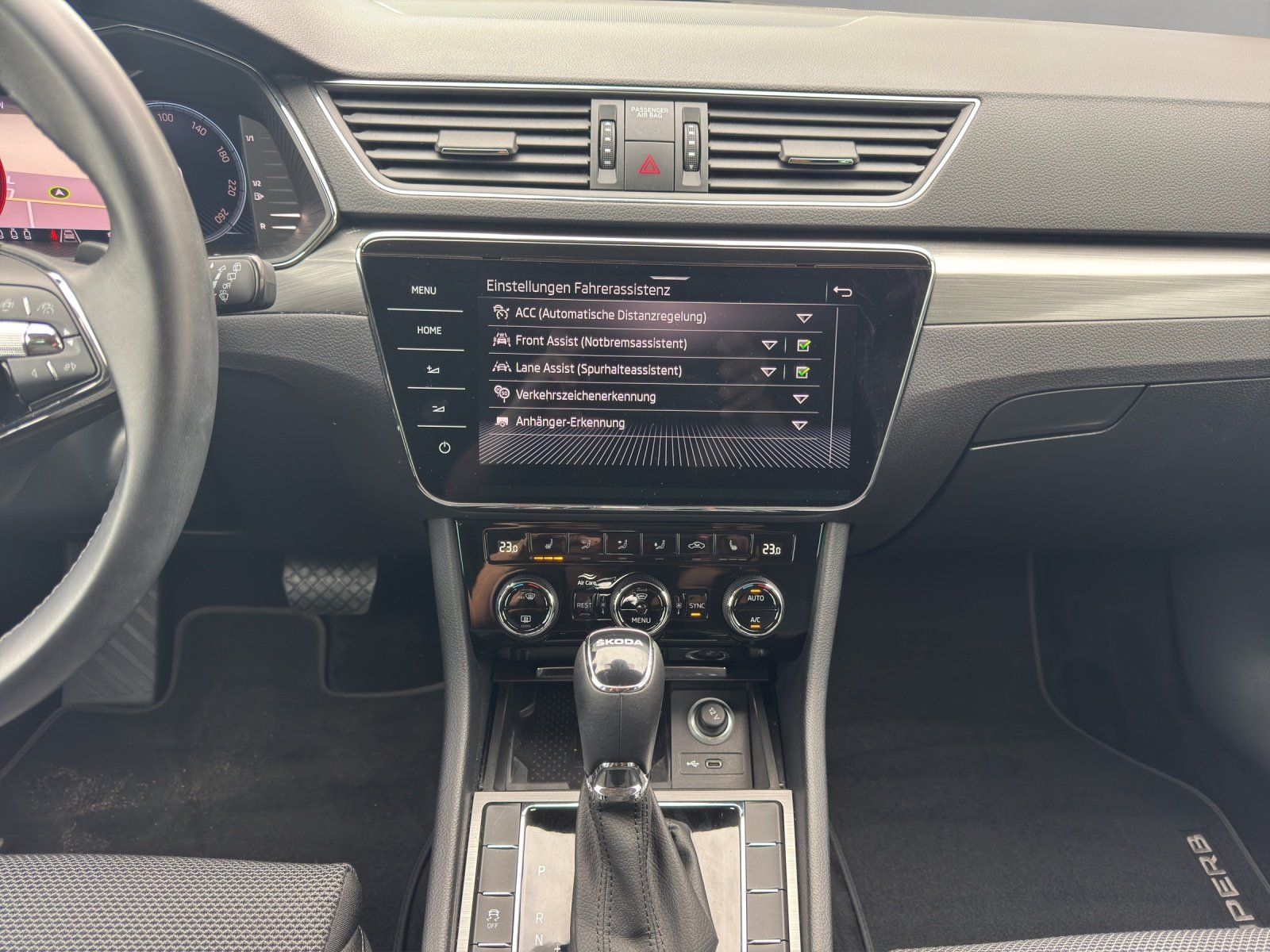 Fahrzeugabbildung SKODA Superb Combi 2.0 TSI DSG Style/AHK/KAMERA/ACC/