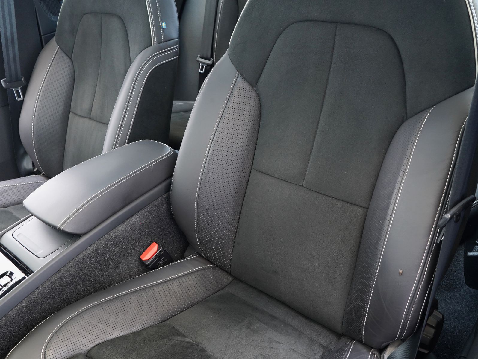 Fahrzeugabbildung Volvo XC40 T3 R Design LED/NAV/KAMERA/PANO