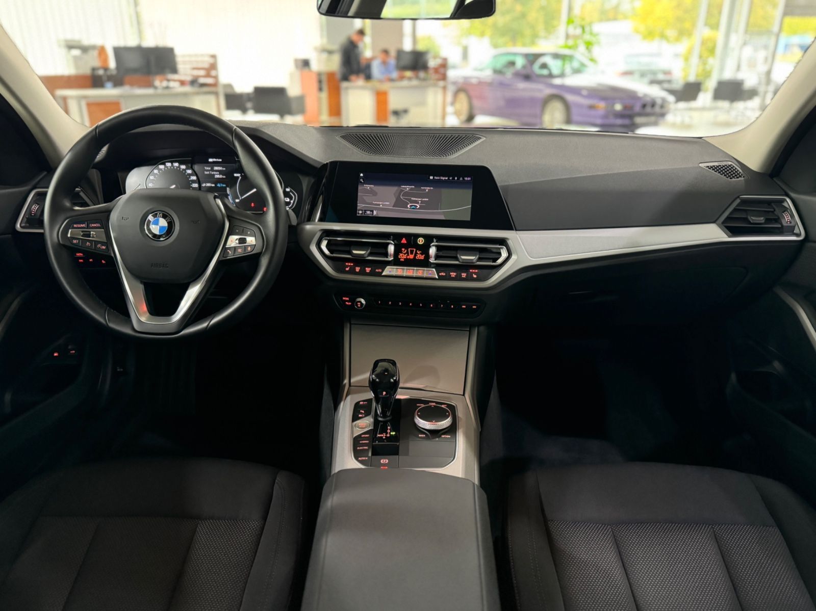 Fahrzeugabbildung BMW 330e DAB PDC CockPit+Geschwindigkeitsreg. LED