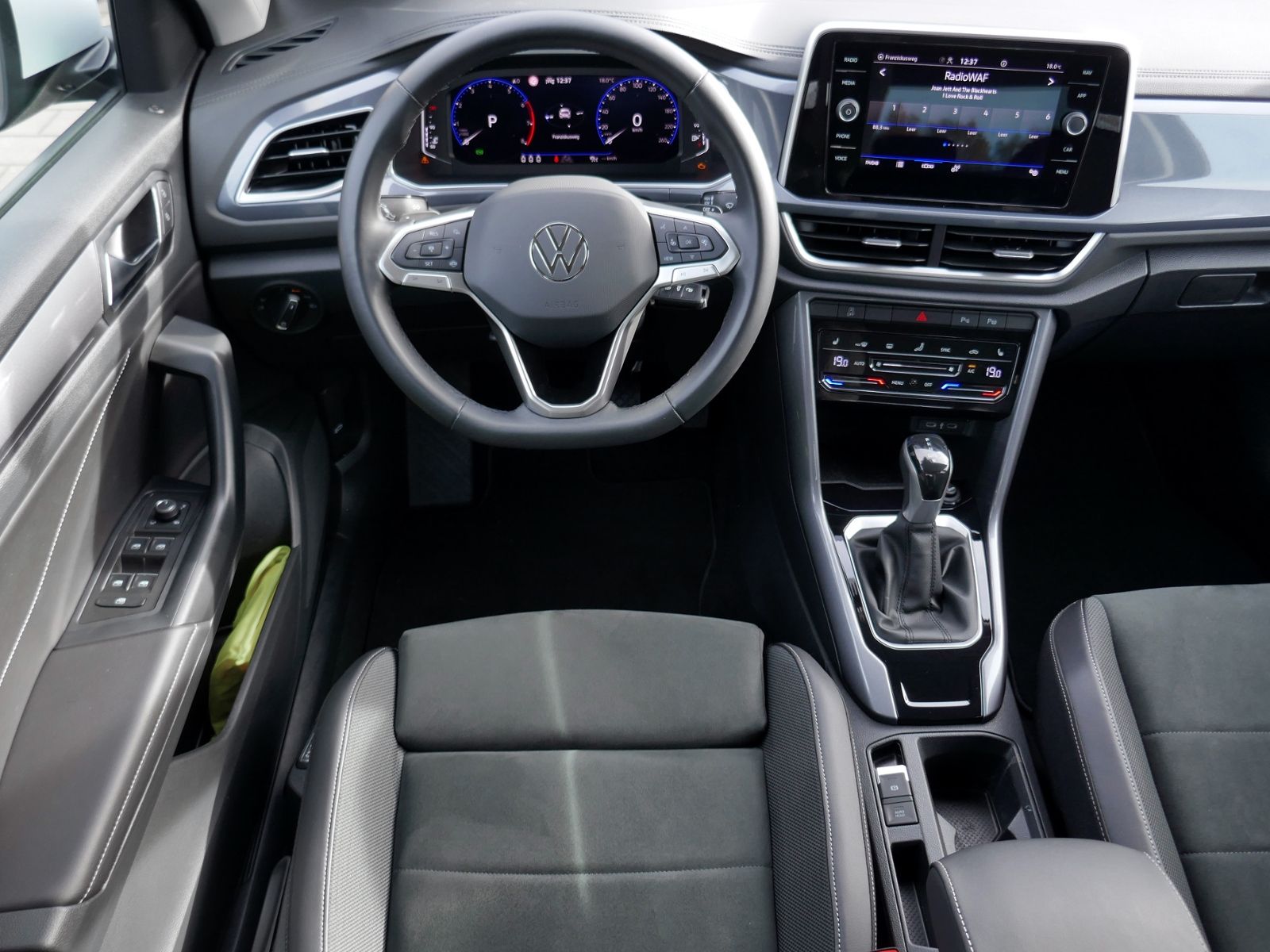 Fahrzeugabbildung Volkswagen T-Roc Style 1.5 TSI DSG | LED AHK RFK ACC