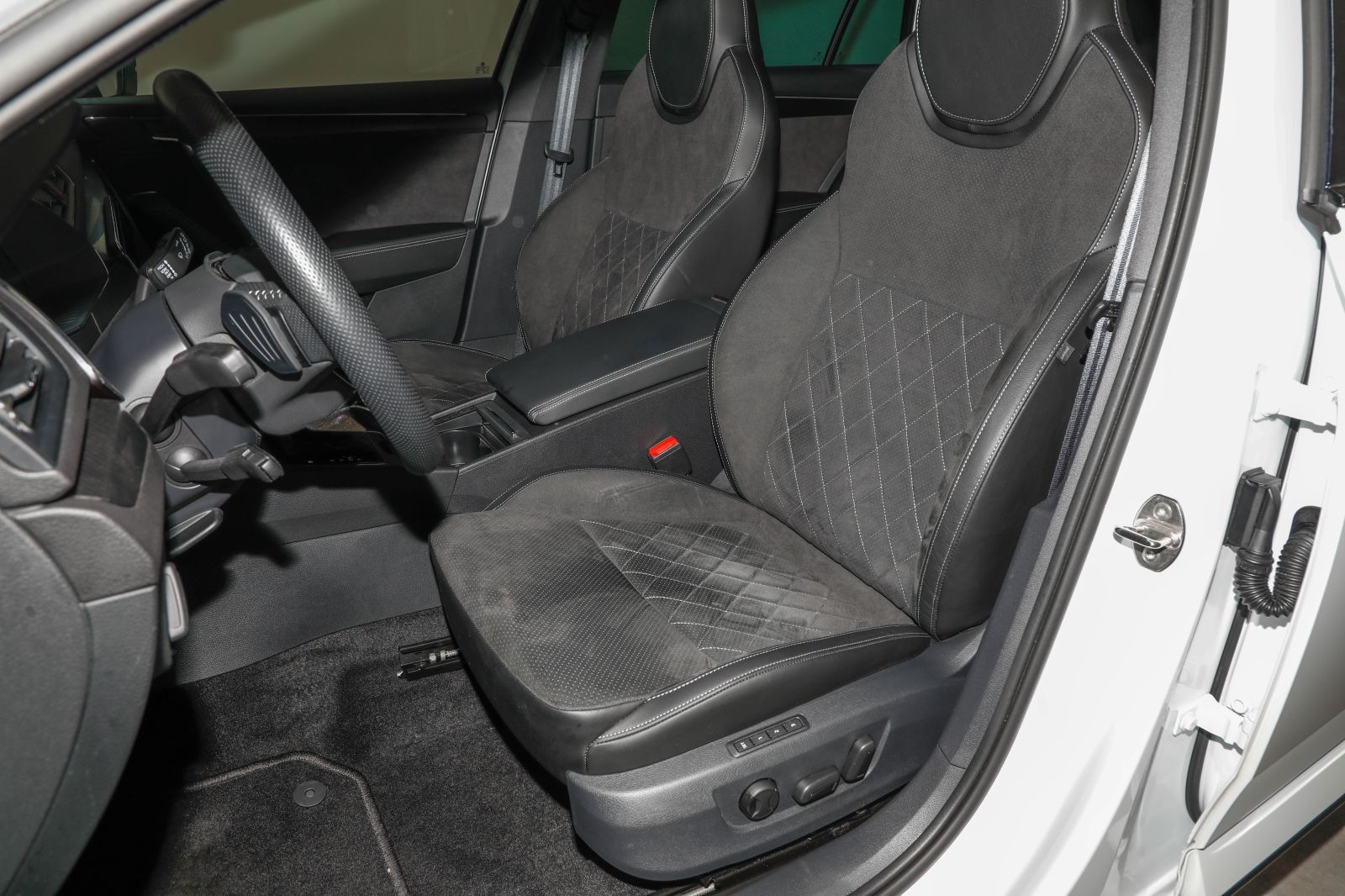 Skoda Superb Combi 2.0 TSI DSG Sportline AHK Kamera foto 18