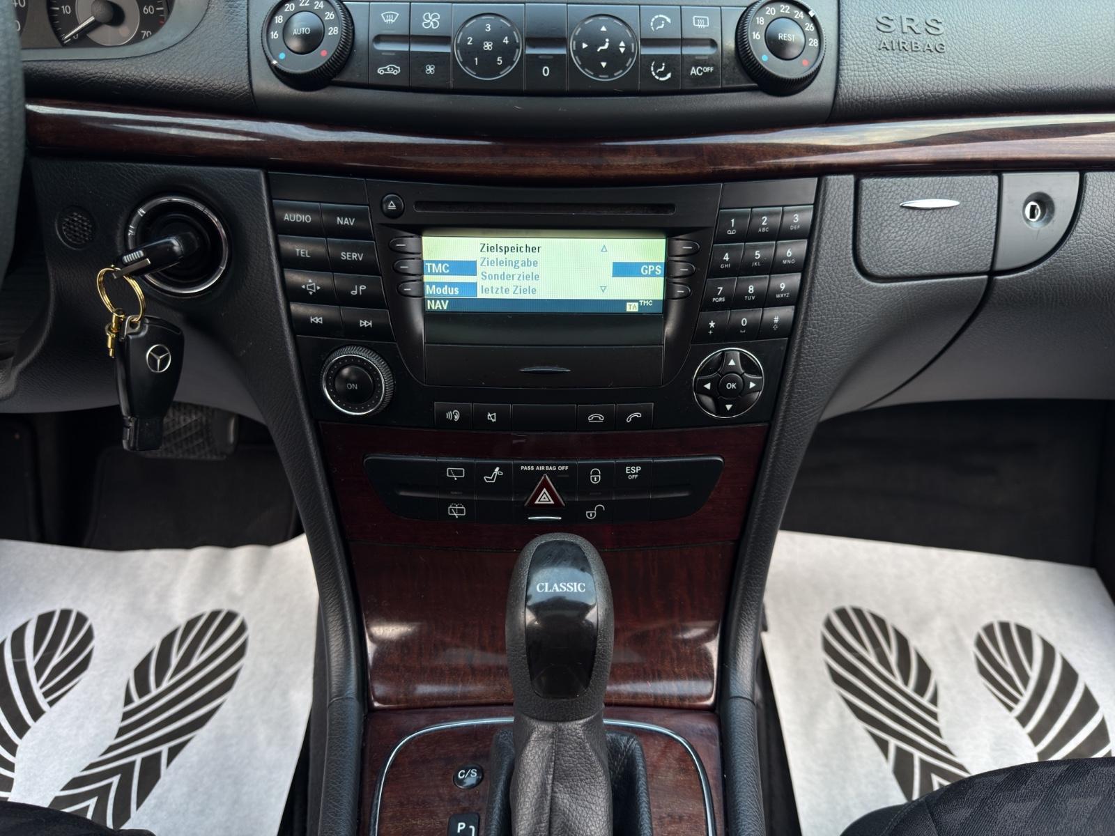 Mercedes-Benz E200 2005 — photo 17