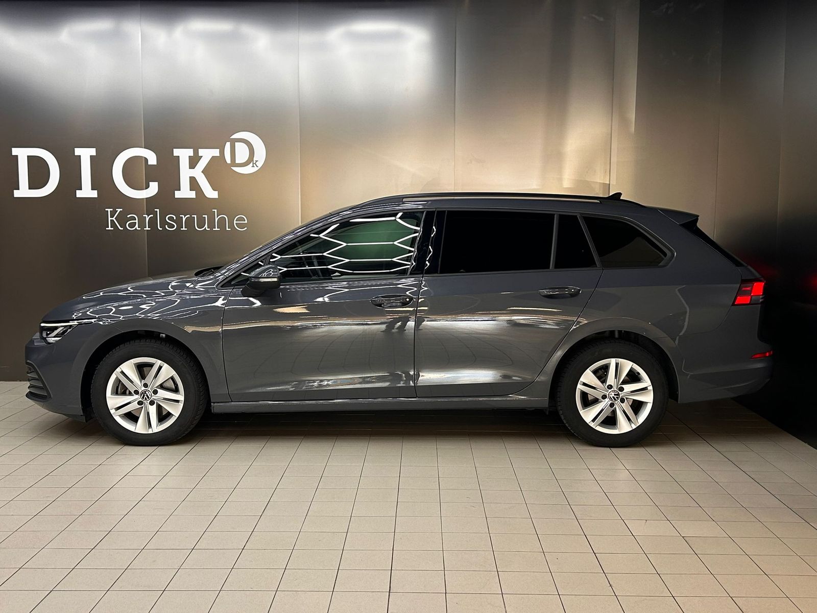 Fahrzeugabbildung Volkswagen Golf VIII Life 2,0TDI DSG VIRTU+LED+SHZ+NAVI+ACC