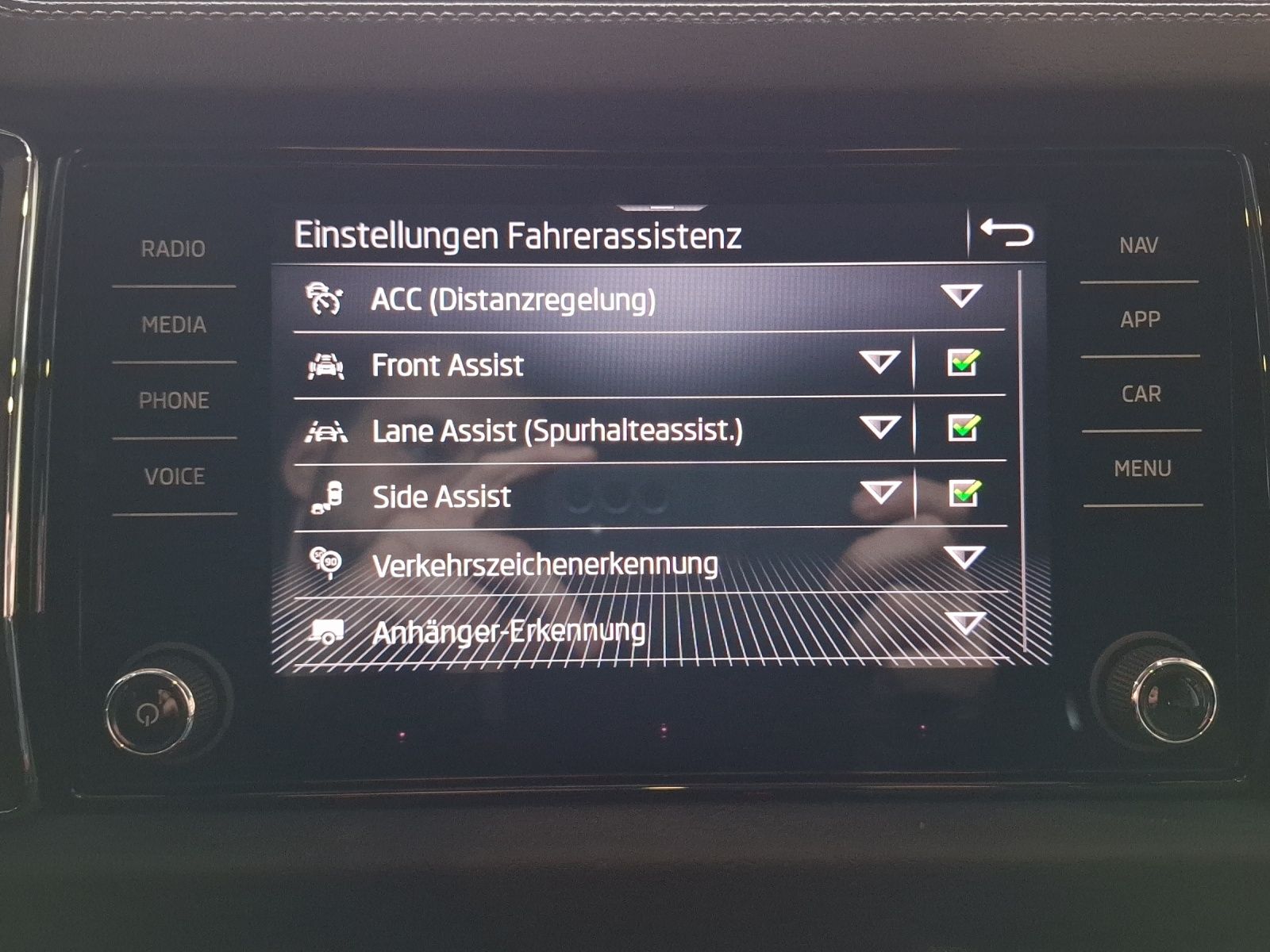 Fahrzeugabbildung SKODA Kodiaq TSI Tour DSG 4x4 Standhzg. Matrix AHK Nav